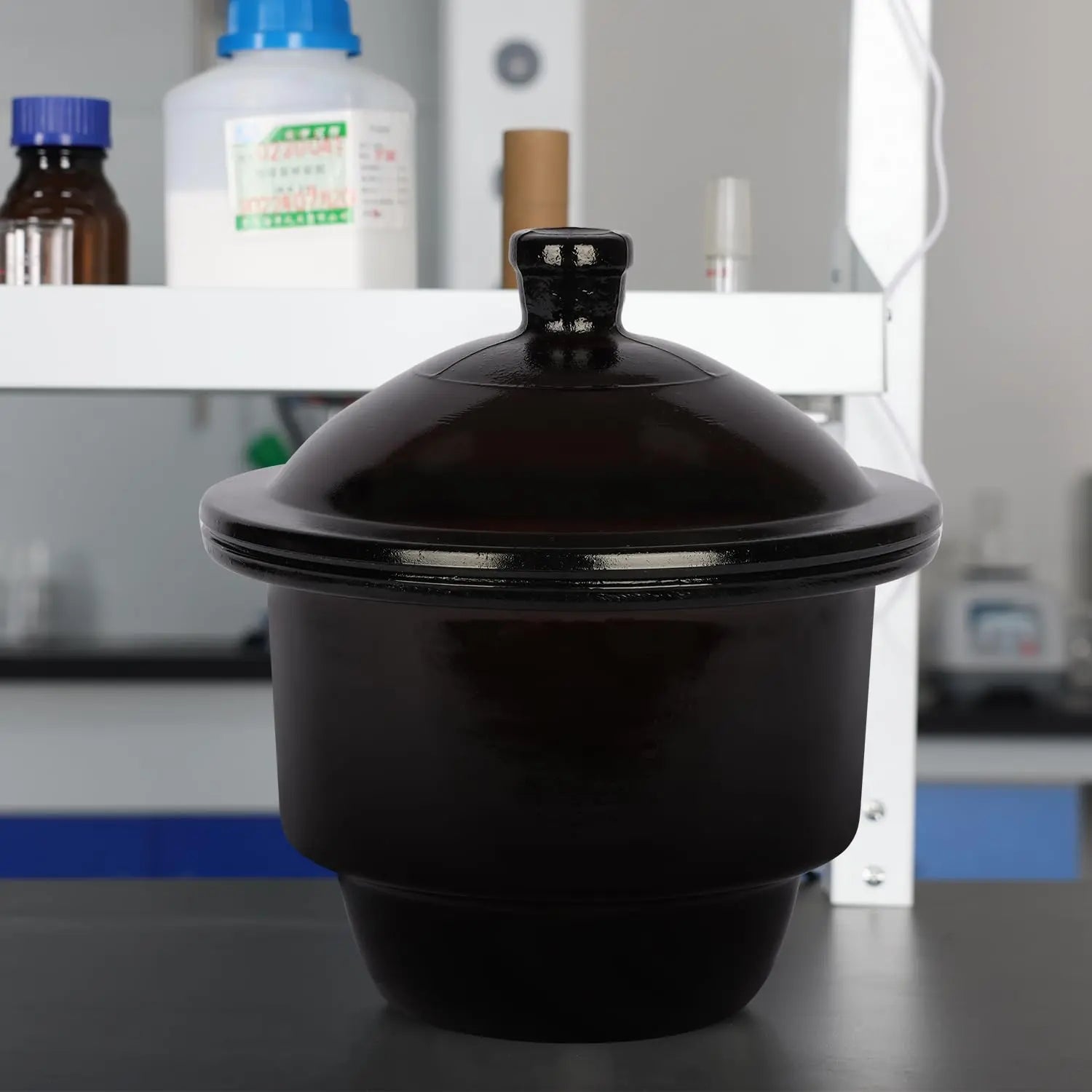 Comprehensive product view and setup components for StonyLab Amber Glass Desiccator