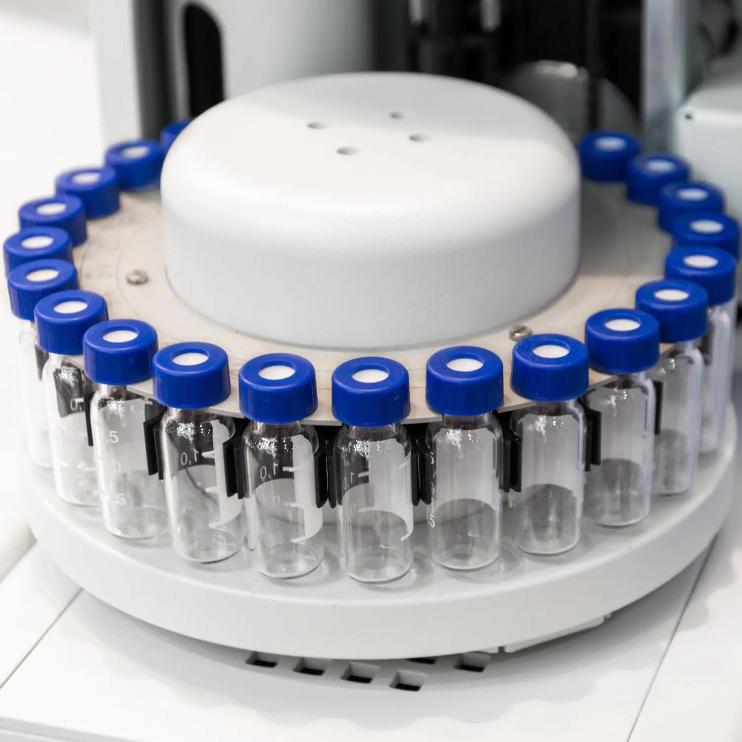 Alternative angle showing underlying build quality of StonyLab Transparent Autosampler Vials with Cap Liners